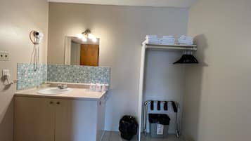 Economy-Dreibettzimmer | Badezimmer | Duschwanne, kostenlose Toilettenartikel, Haartrockner, Handtücher