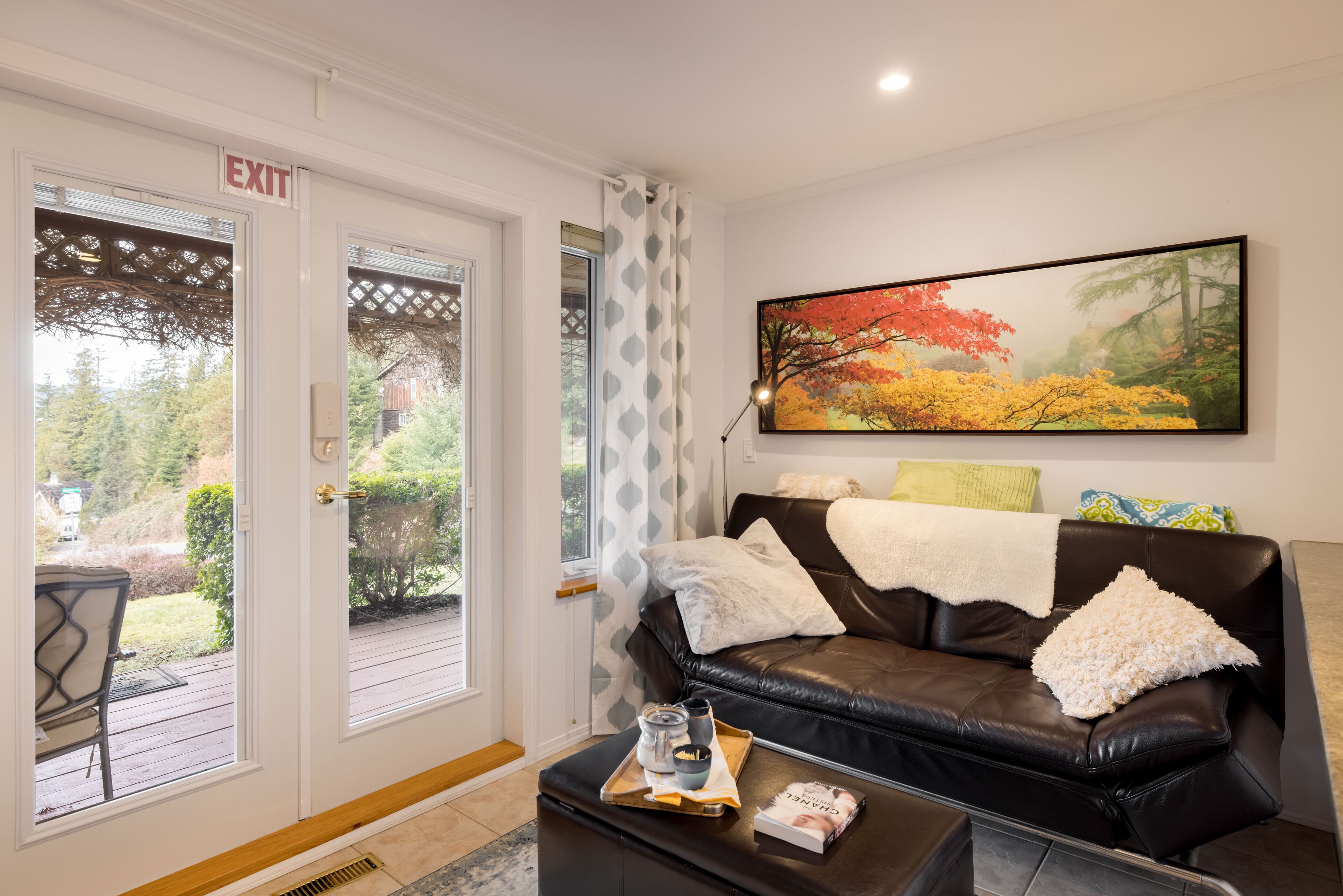 The Enchanter King Suite  | Living area | 40-inch flat-screen TV with digital channels, TV, fireplace