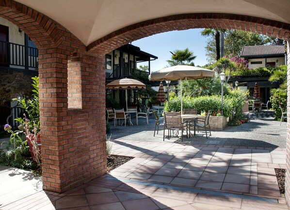 Terrace/patio - Roman Spa Hot Springs Resort (Calistoga)