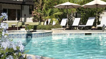 Una piscina techada, una piscina al aire libre