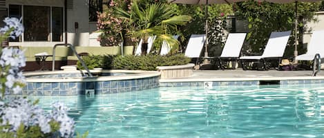 Una piscina techada, una piscina al aire libre