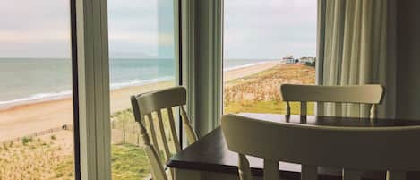 Rom, 1 kingsize-seng med sovesofa, ved havkanten | Utsikt mot strand/hav