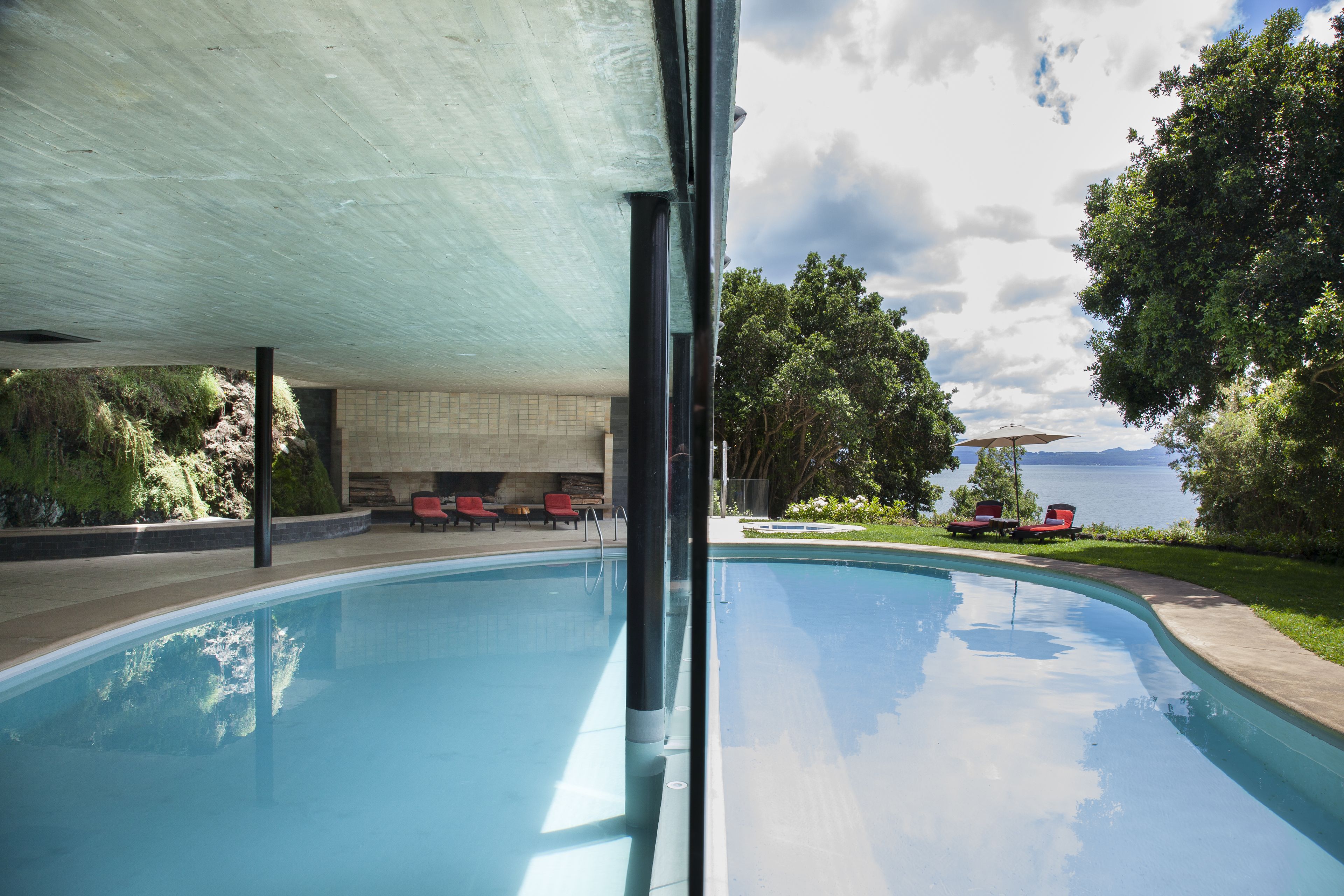 Innendørsbasseng, utendørsbasseng og solsenger