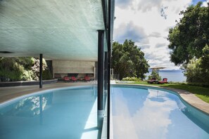 Una piscina techada, una piscina al aire libre