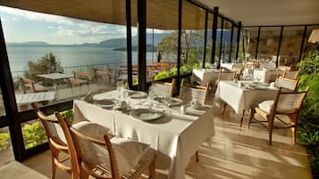 Café da manhã com buffet grátis todos os dias