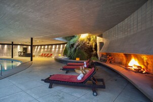 Una piscina techada, una piscina al aire libre