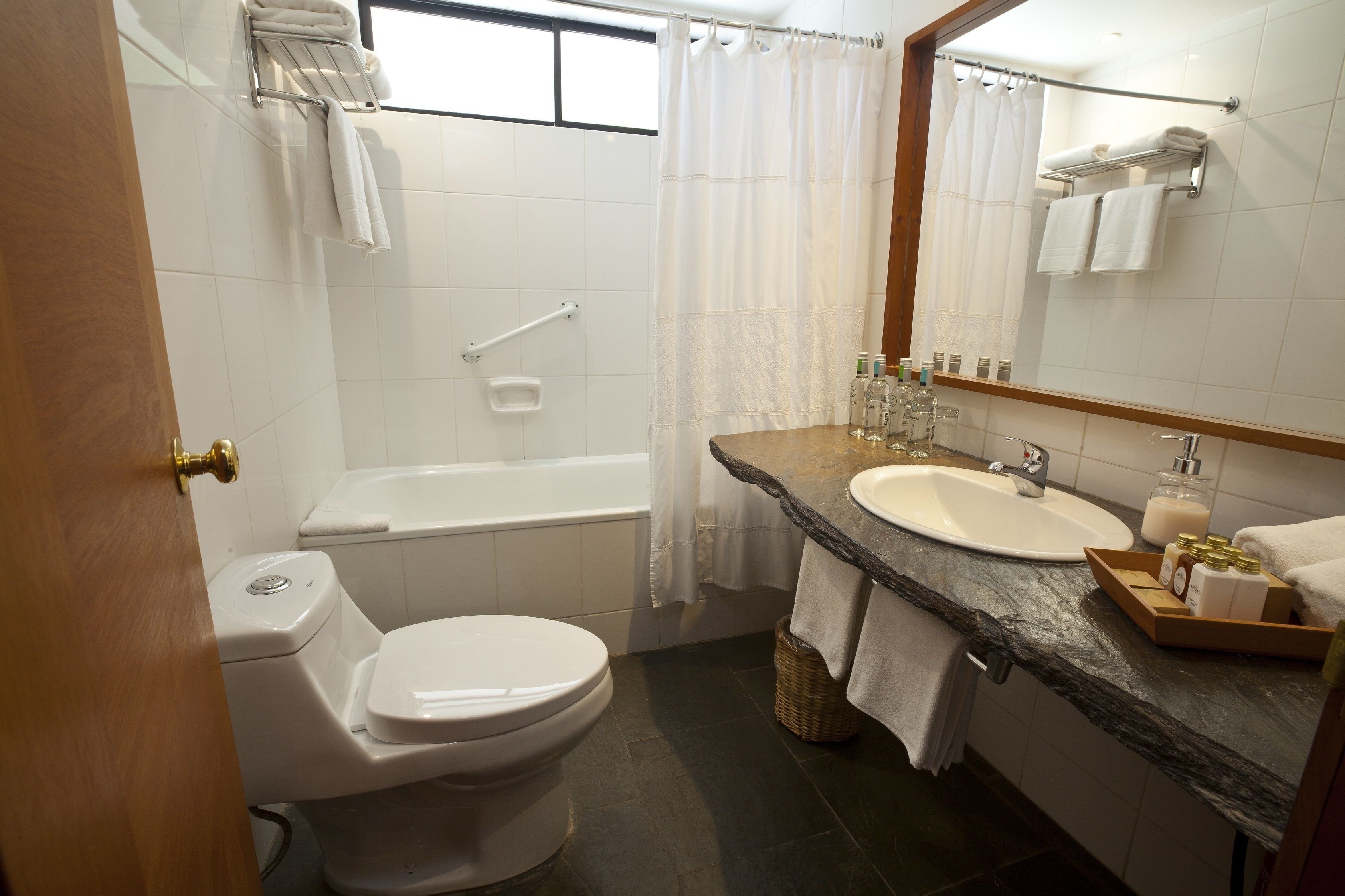 family suite, 2 bedrooms (familiar lago) | bathroom | combined shower/bathtub, hair dryer, bathrobes, slippers