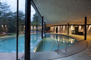 Una piscina techada, una piscina al aire libre