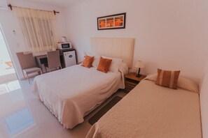 Shower, towels - Hotel Del Pasaje (Termas del Dayman)