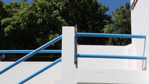 Un edificio blanco con un cartel que dice "Villa" y el logotipo de "Rott-Lair Sun Resort".