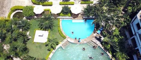 3 piscines extérieures