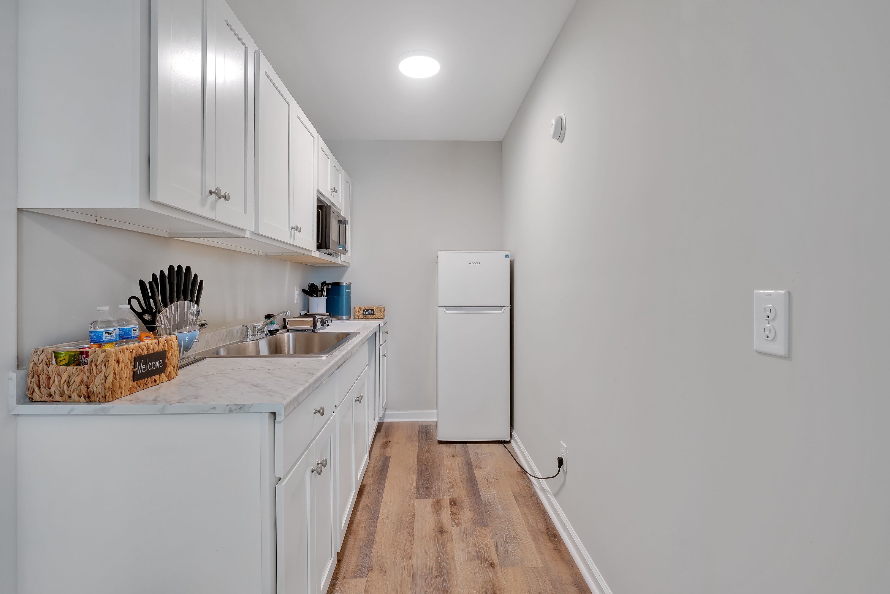 Frigobar, microondas, cafetera/tetera, freezer