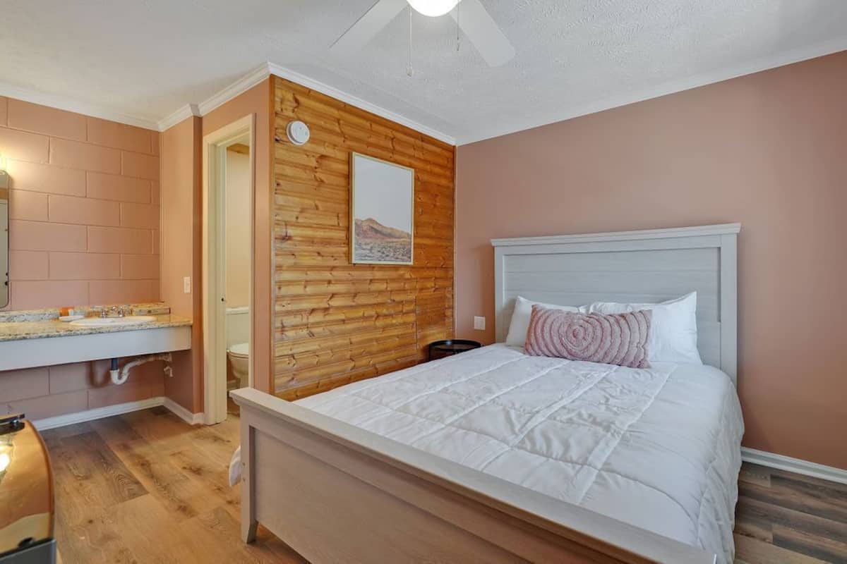 Standaard eenpersoonskamer, 1 queensize bed, niet-roken | 1 slaapkamer, luxe beddengoed, individueel gedecoreerd