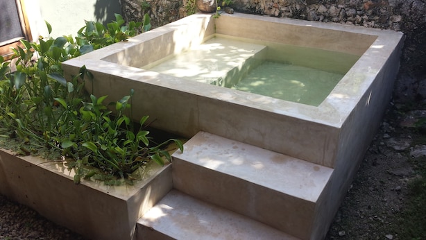 A rectangular concrete structure with a shallow pool and steps leading up to it. - Hacienda San Francisco (Dzidzantun)