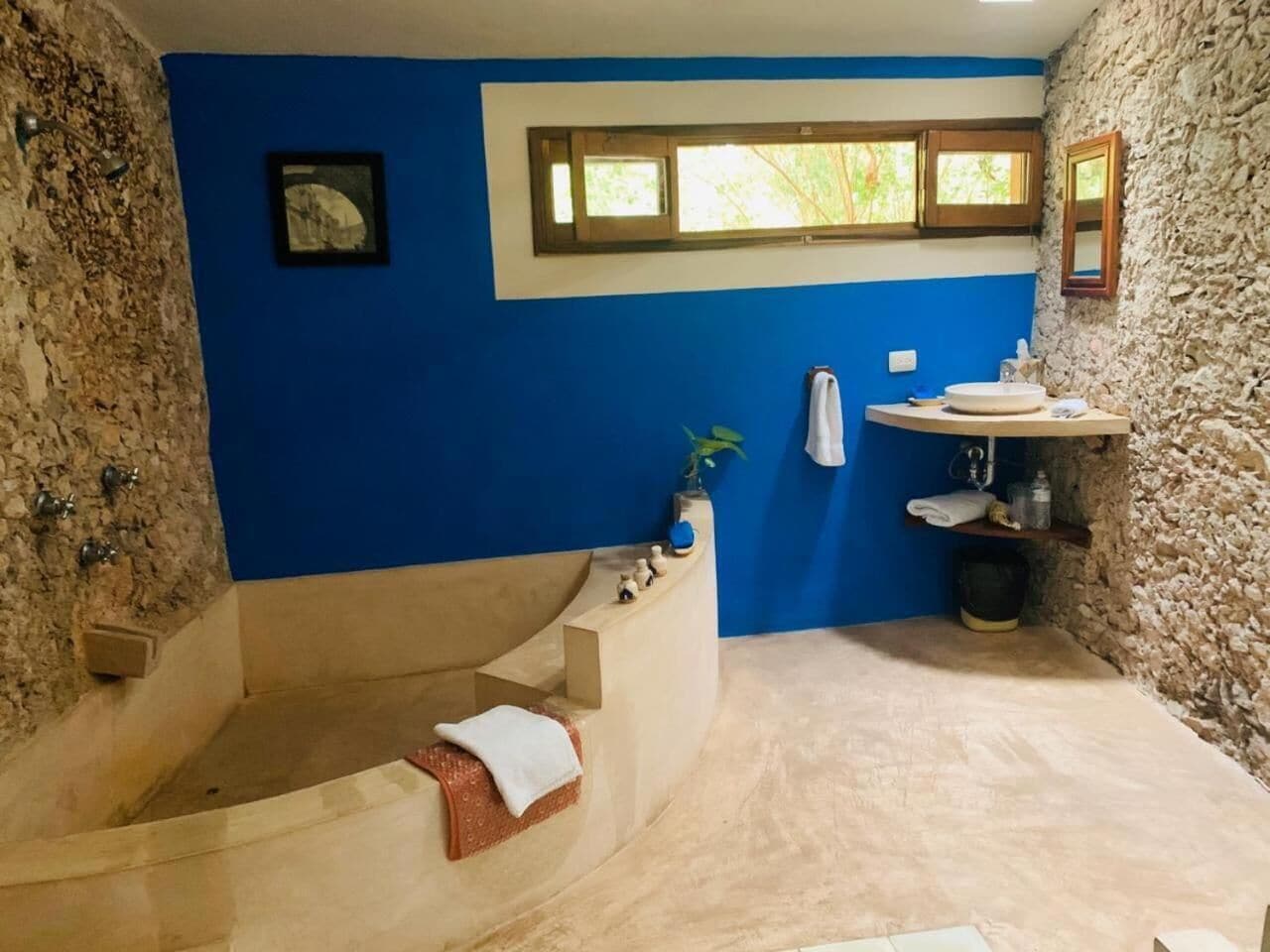 Amenidades de baño gratuitas, secadora de cabello, toallas 