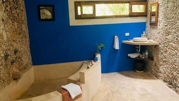 Amenidades de baño gratuitas, secadora de cabello, toallas