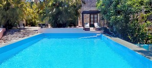 Piscine extérieure, chaises longues