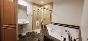 King Shower | Bathroom | Combined shower/tub, free toiletries, hair dryer, towels - The Mammoth Inn (Mammoth Lakes)