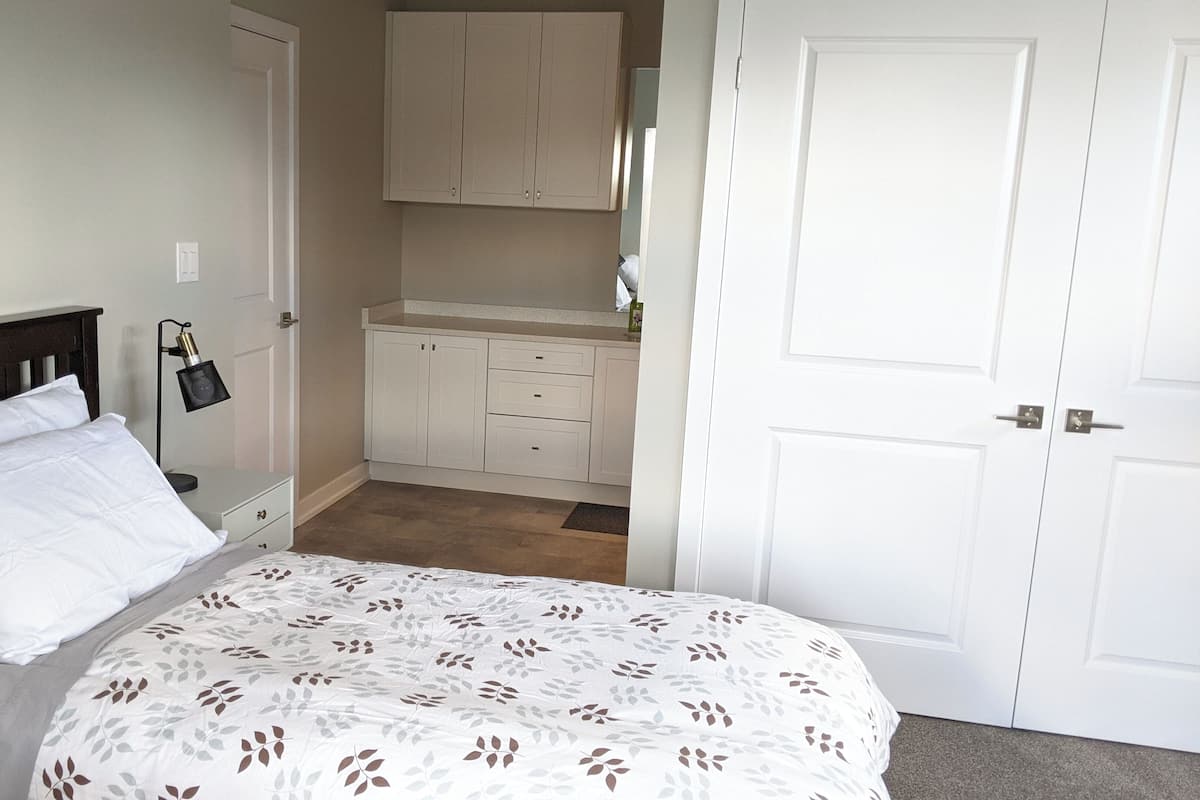 Premium bedding, iron/ironing board, WiFi (free), individually decorated