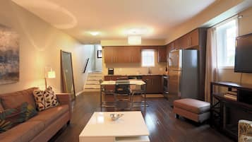 One-Bedroom Townhome - D | Area soggiorno | TV LED 50 pollici con canali via cavo
