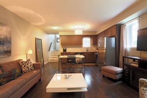 One-Bedroom Townhome - D | บริเวณนั่งเล่น | ทีวีจอแอลอีดี 50 นิ้ว พร้อมช่องเคเบิล