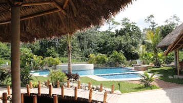 Alberca al aire libre, acceso de 10:00 a 21:30, y camastros