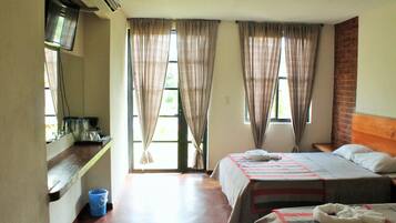 Habitación estándar, 2 camas matrimoniales | Caja de seguridad en la habitación y decoración personalizada