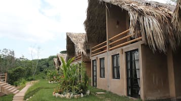 Un edificio rústico con tejados de paja y un diseño sencillo y funcional.