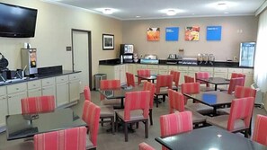 Breakfast and dinner served, American cuisine - Los Angeles Backpackers Paradise Hostel (Inglewood)