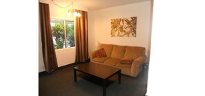 Basic Suite, 1 Queen Bed | Living area - Los Angeles Backpackers Paradise Hostel (Inglewood)