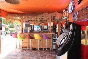 Bar (on property) - Los Angeles Backpackers Paradise Hostel (Inglewood)