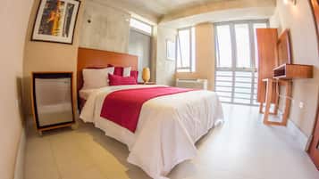 Chambre, 1 grand lit, vue piscine