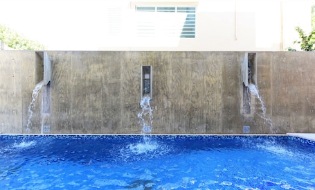 Una piscina al aire libre