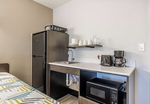 Skrivebord, wi-fi (inkludert) og sengetøy