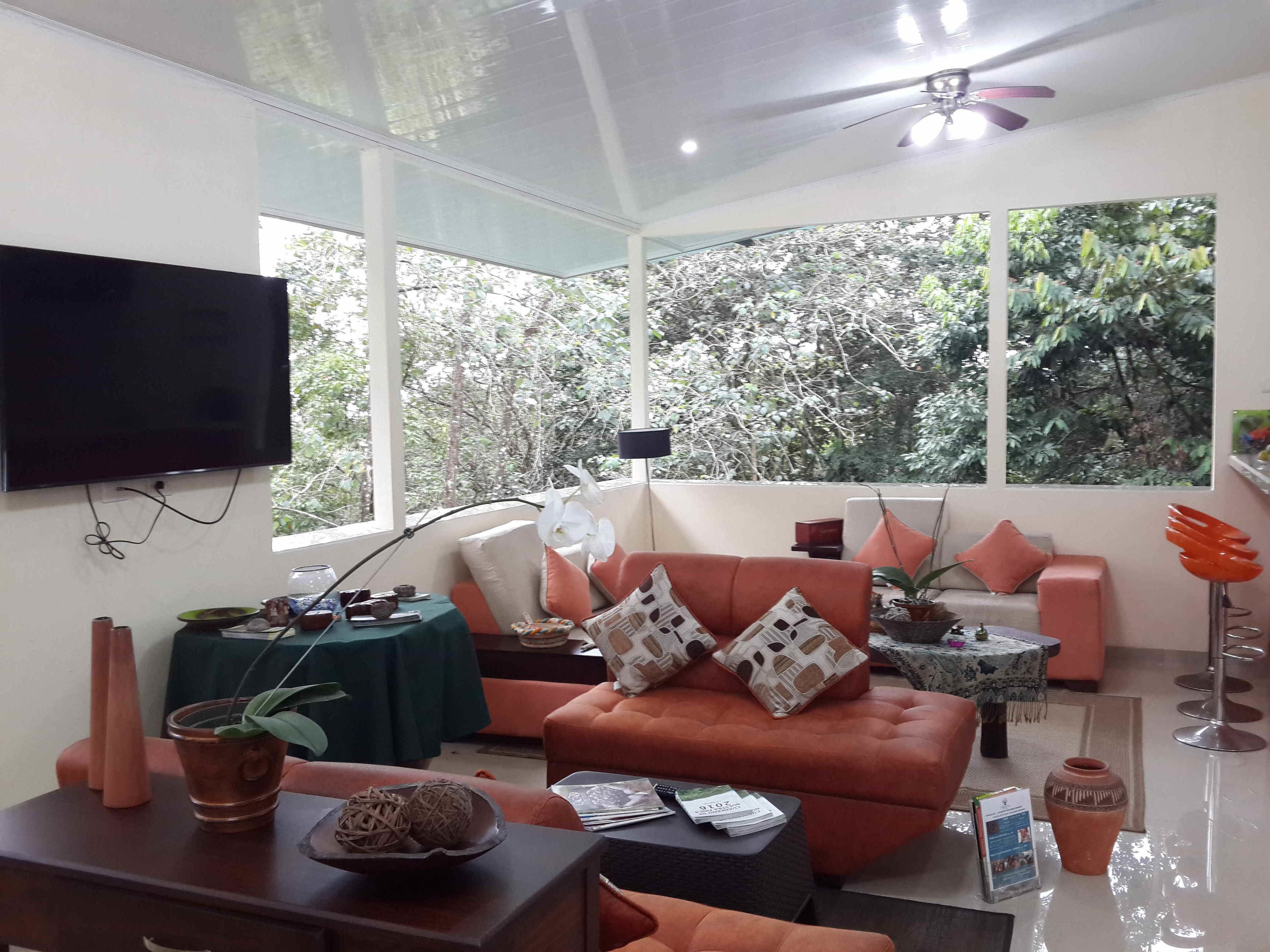 Villa Oso Perezoso Aire Acondicionado | Living area | 32-inch Smart TV with cable channels, books, printers