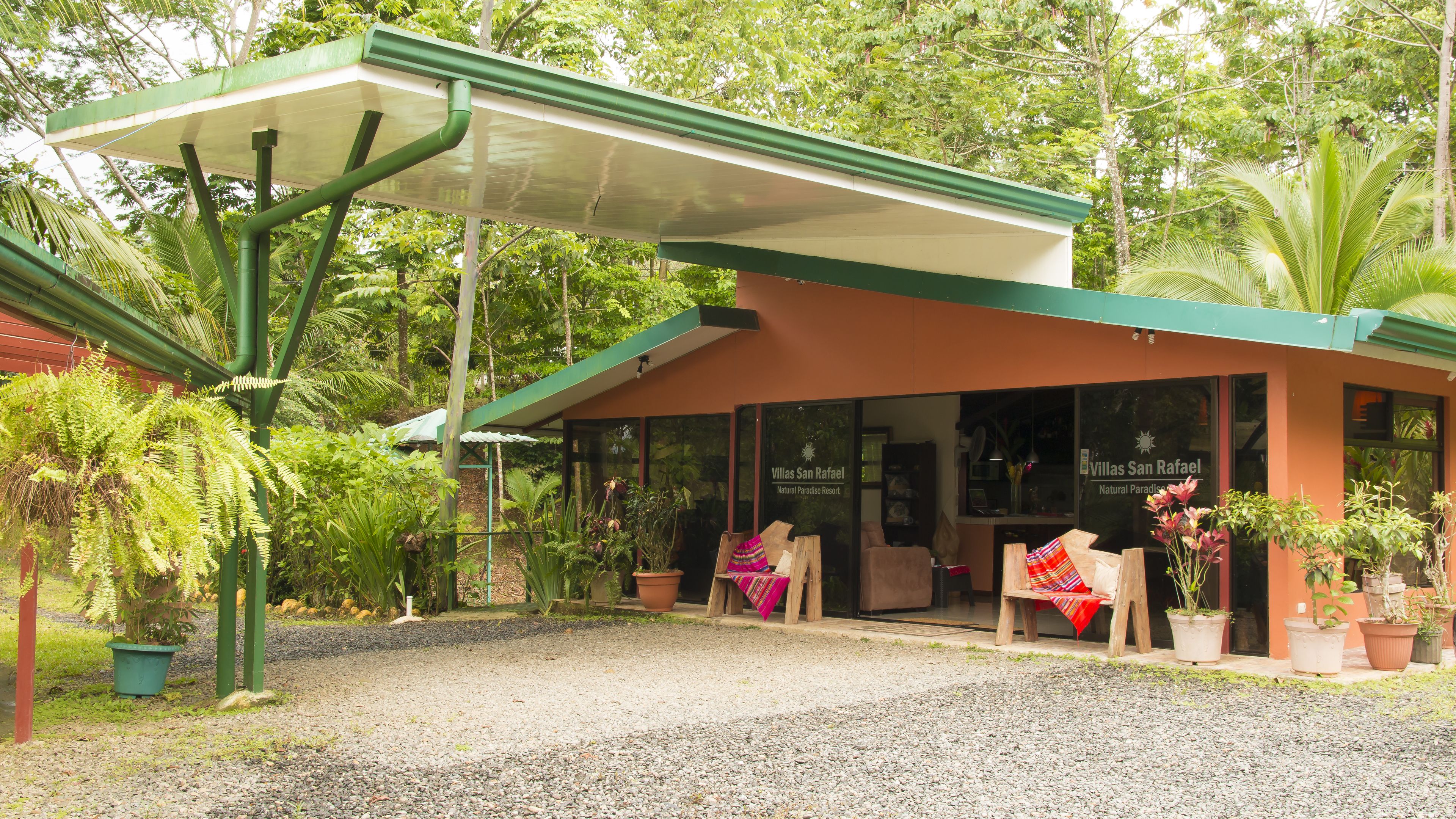 Vista frontal de la propiedad