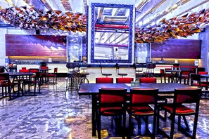 Se sirven desayunos, almuerzos y cenas; cocina internacional