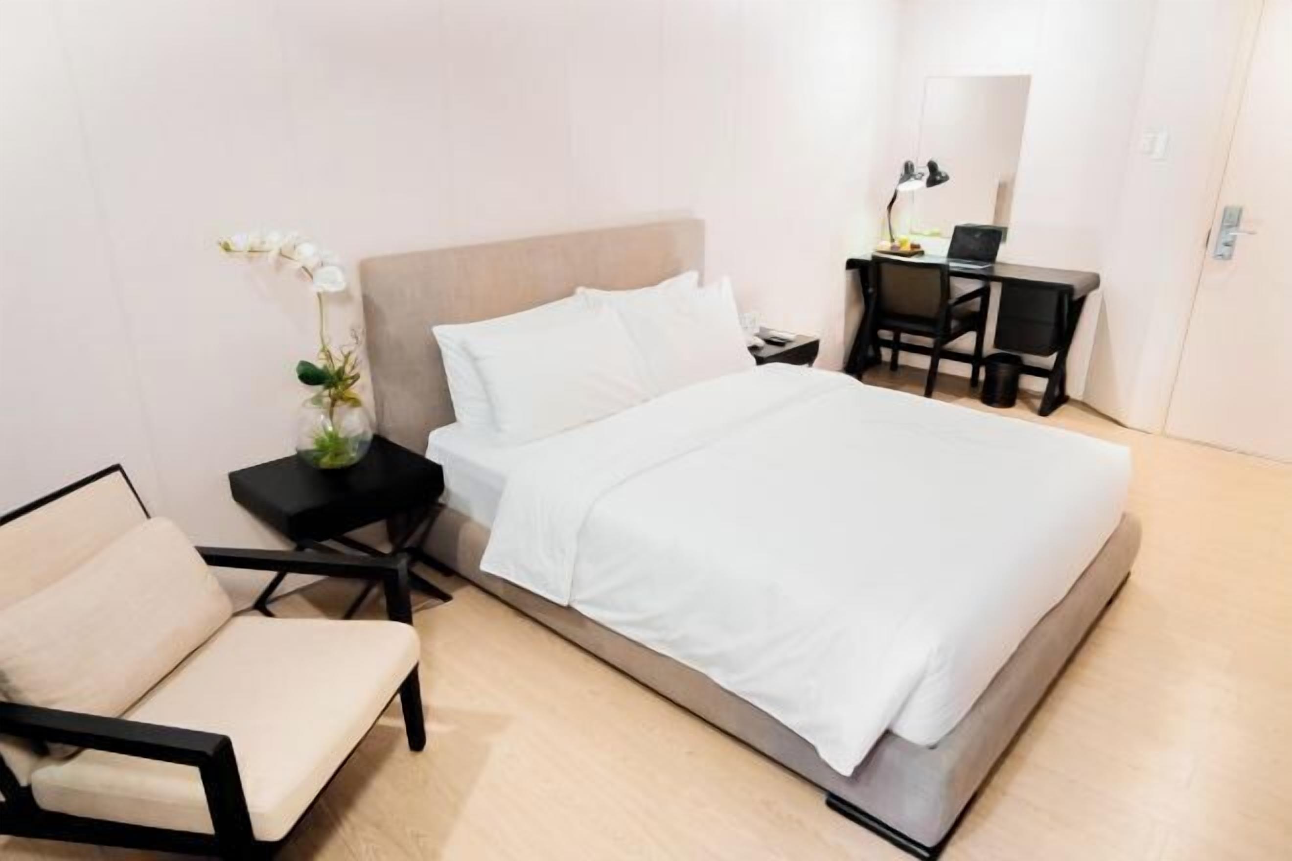 Desk, free WiFi, bed sheets