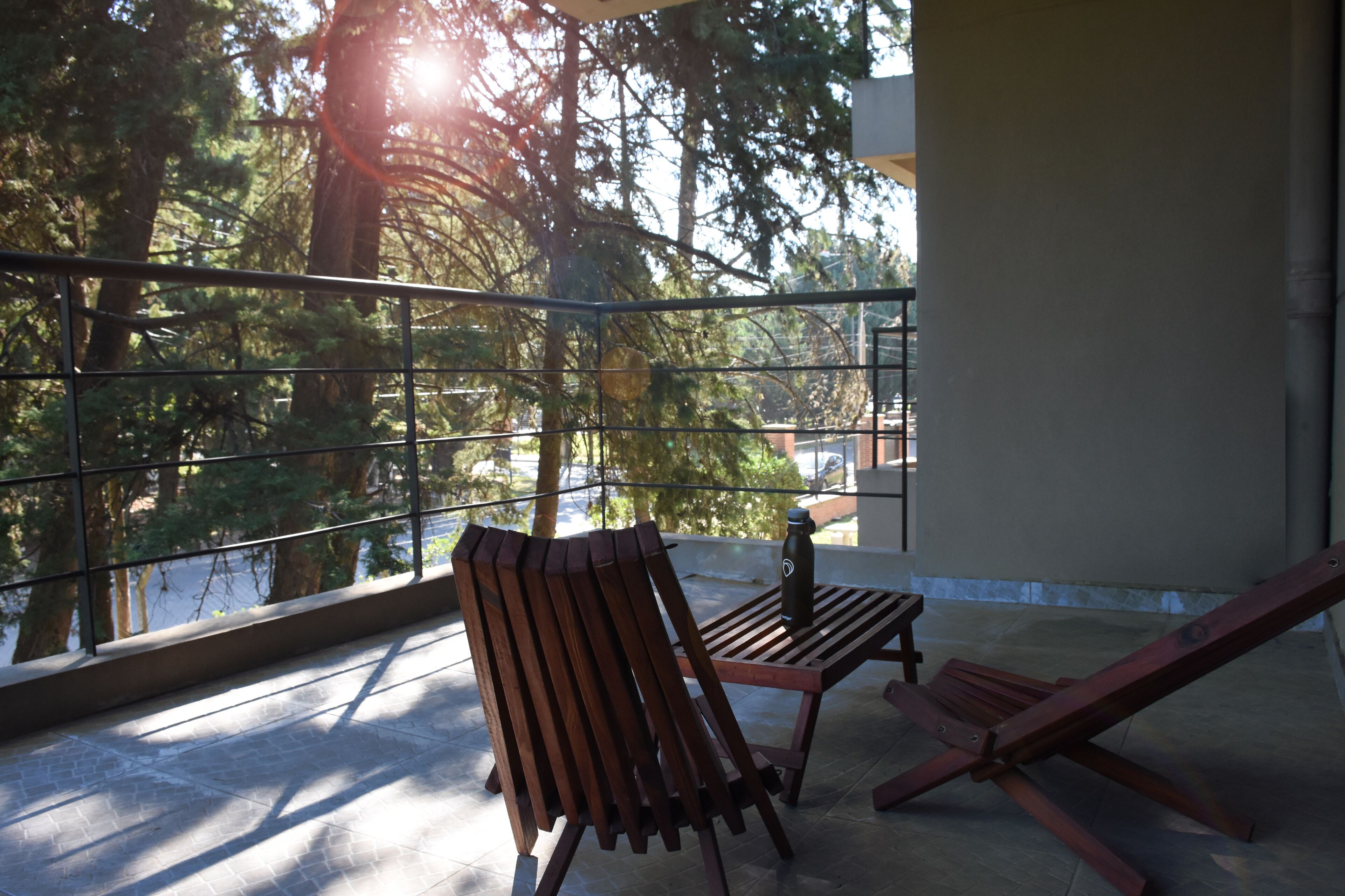 Muebles diferentes, escritorio y espacio para trabajar con laptop 