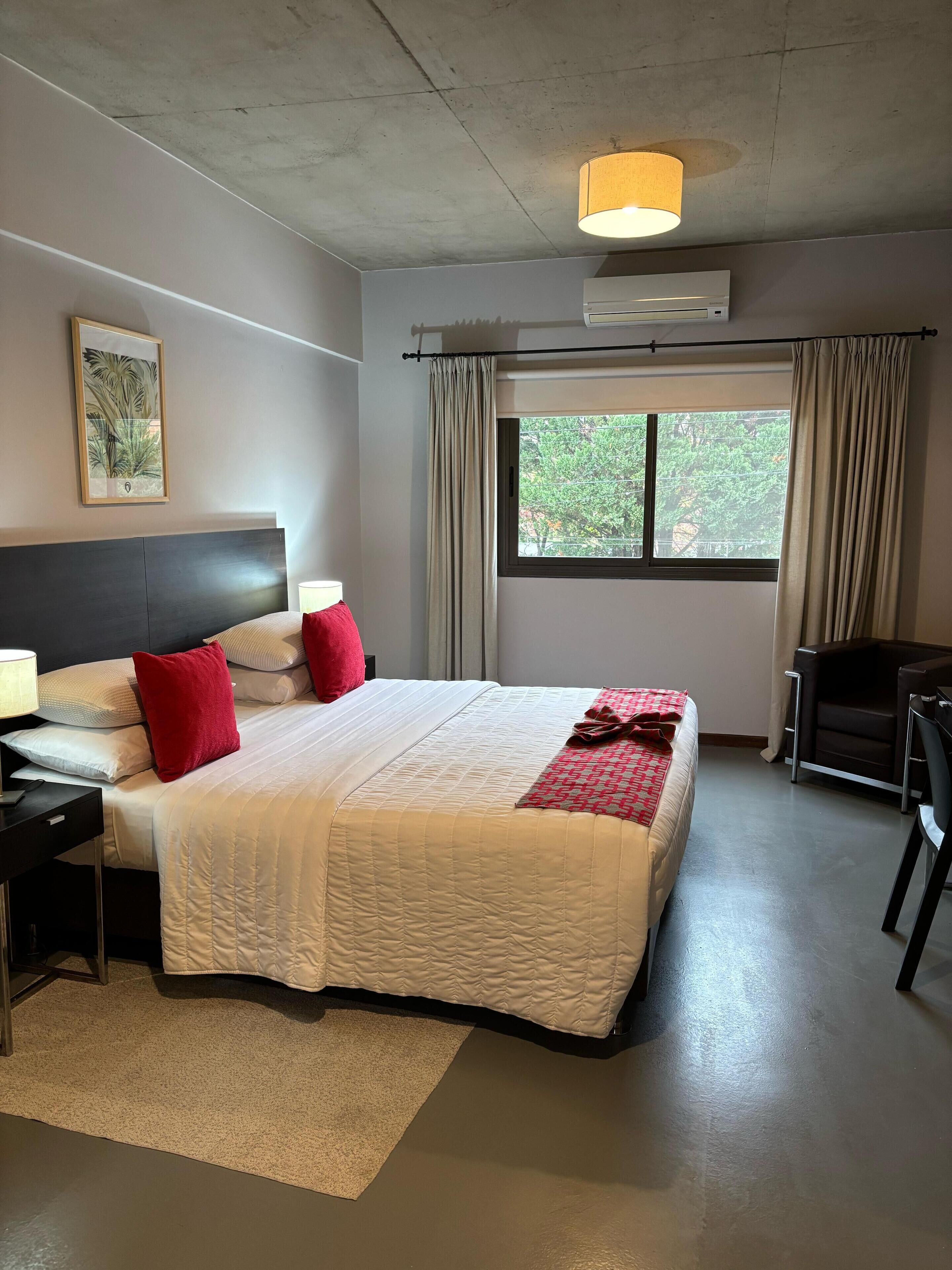 Muebles diferentes, escritorio y espacio para trabajar con laptop 