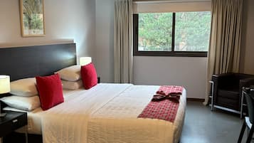 Muebles diferentes, escritorio y espacio para trabajar con laptop