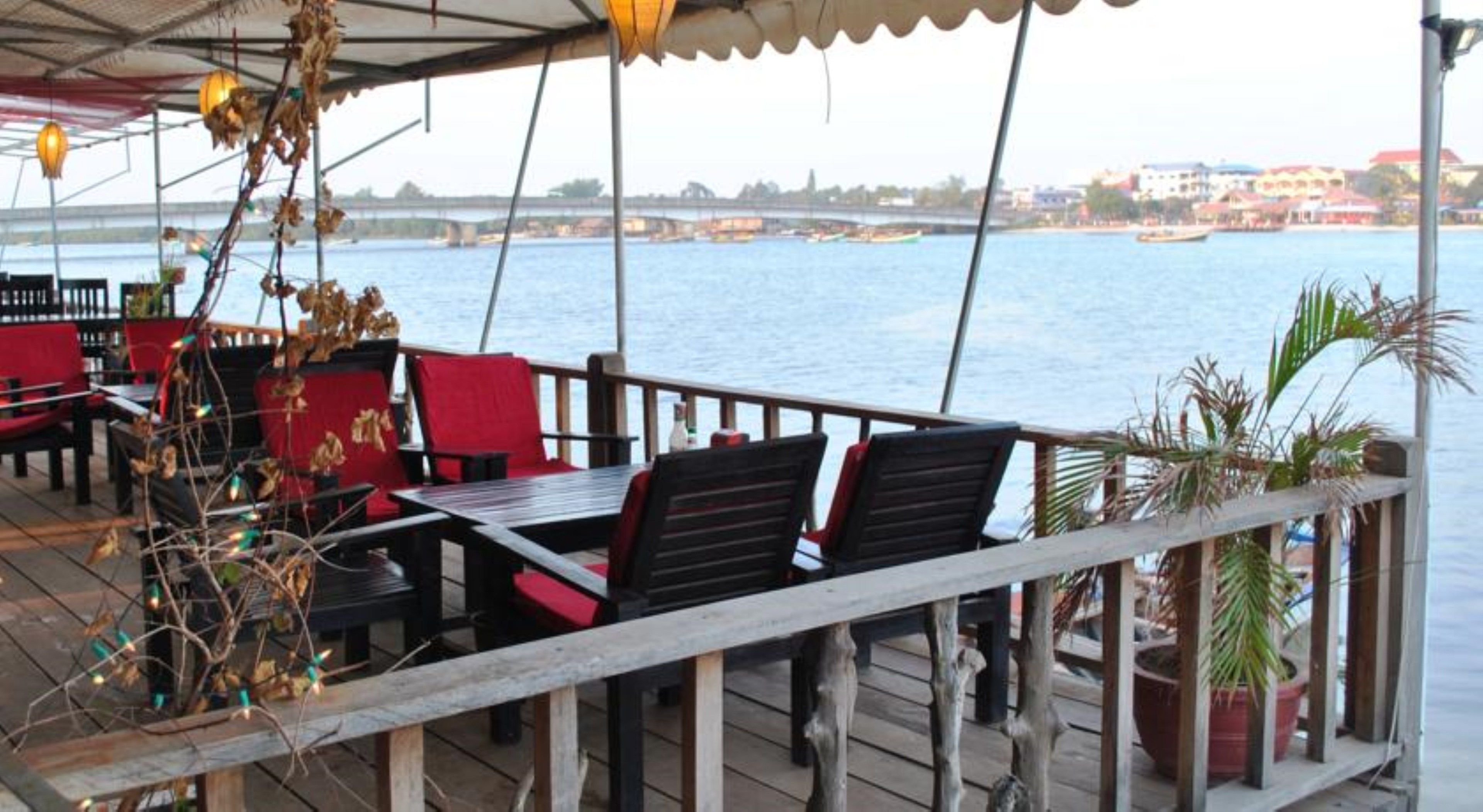 breakfast, lunch, dinner served; international cuisine