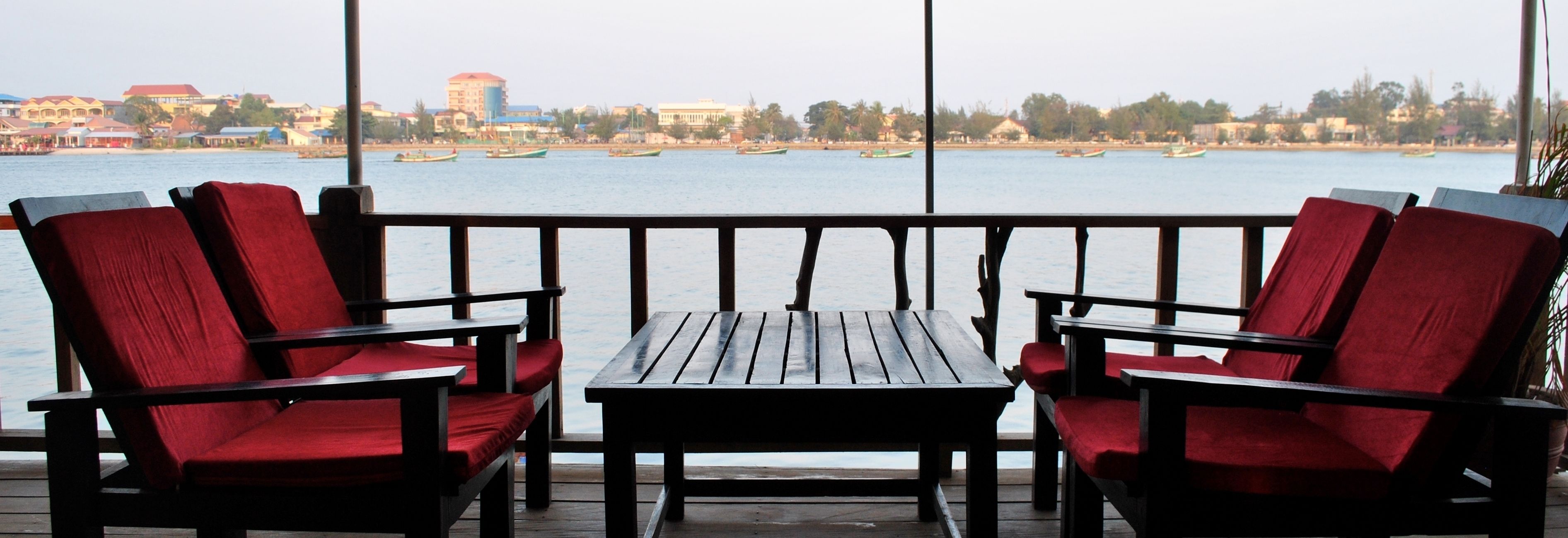 breakfast, lunch, dinner served; international cuisine