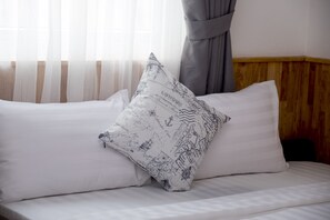 Superior tweepersoonskamer, 1 kingsize bed | Badkamer | Een douche, een haardroger, pantoffels, handdoeken