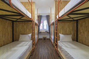 1 Bed in 8-bed Dormitory (Mixed) | Badkamer | Een douche, een haardroger, pantoffels, handdoeken