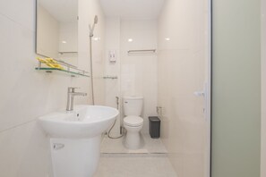 Deluxe Twin Room, 2 Single Beds | Bathroom - Beauty Guesthouse (Ho Chi Minh City)
