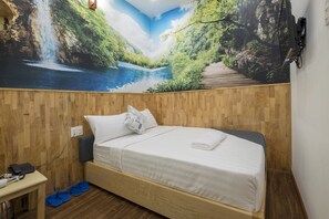 Eenpersoonskamer | Badkamer | Een douche, een haardroger, pantoffels, handdoeken