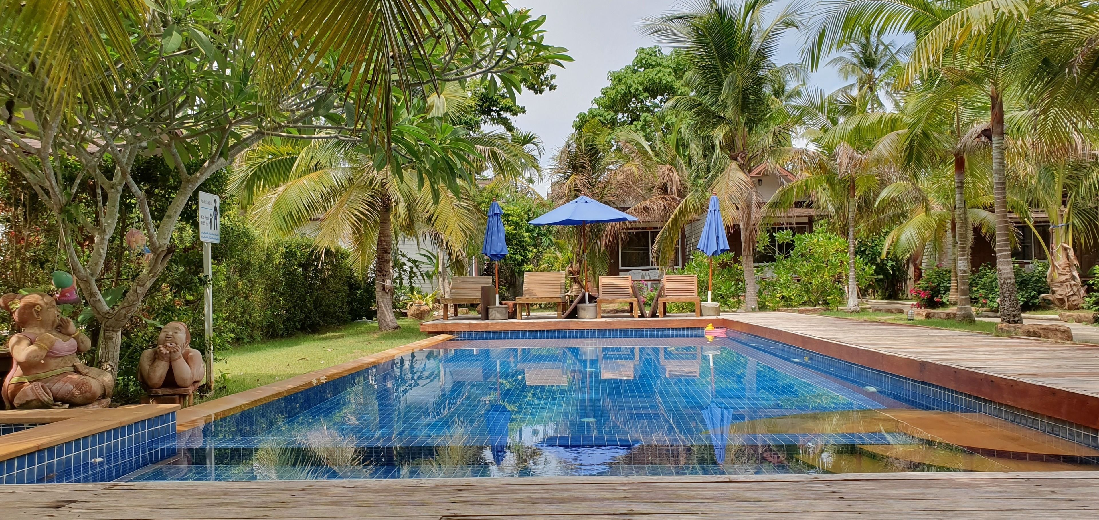 Piscina externa, espreguiçadeiras