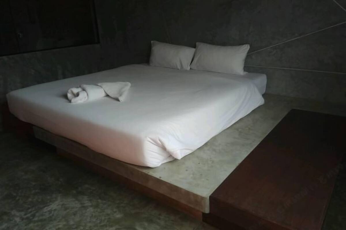 Minibar, in-room safe, desk, WiFi (free)