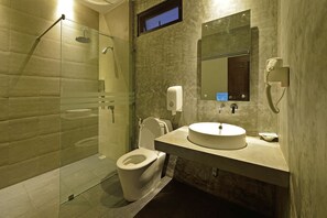 Standard Room | Bathroom | Free toiletries, hair dryer, towels - The Oasis Resort (Krabi)
